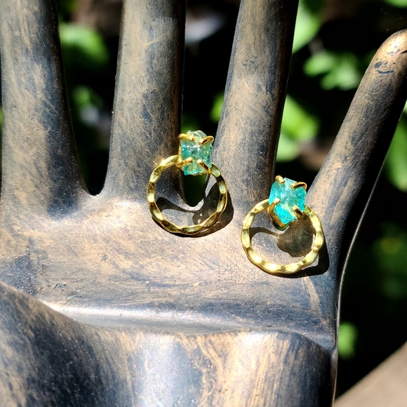 3k Apatite raw nugget gold hoop earrings - Picture 4 of 7